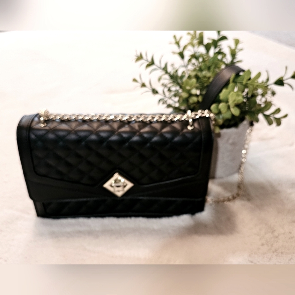 Small Shoulder ChainBag Color Black Crossbody.